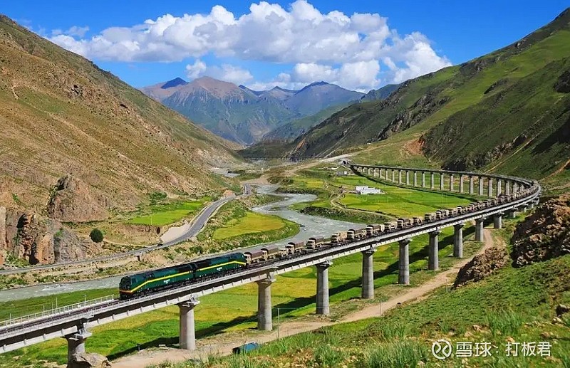 青藏铁路电气化改造后的列车行驶在高原河谷间，铁路成为连接西藏与内地的能源和信息走廊。