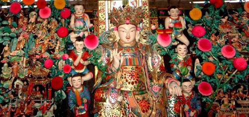 塔尔寺精美的佛像与堆绣装饰，汉藏融合的工艺在丝绸和矿物颜料的色彩中达到极致。