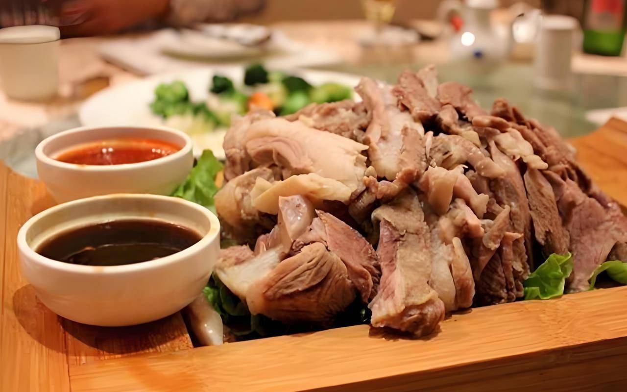 兴海路街景，多民族餐饮店铺的招牌排列