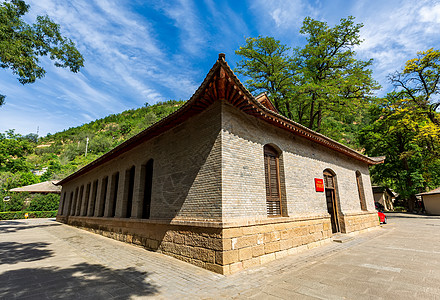 王家坪旧址全景：军委礼堂与周围院落