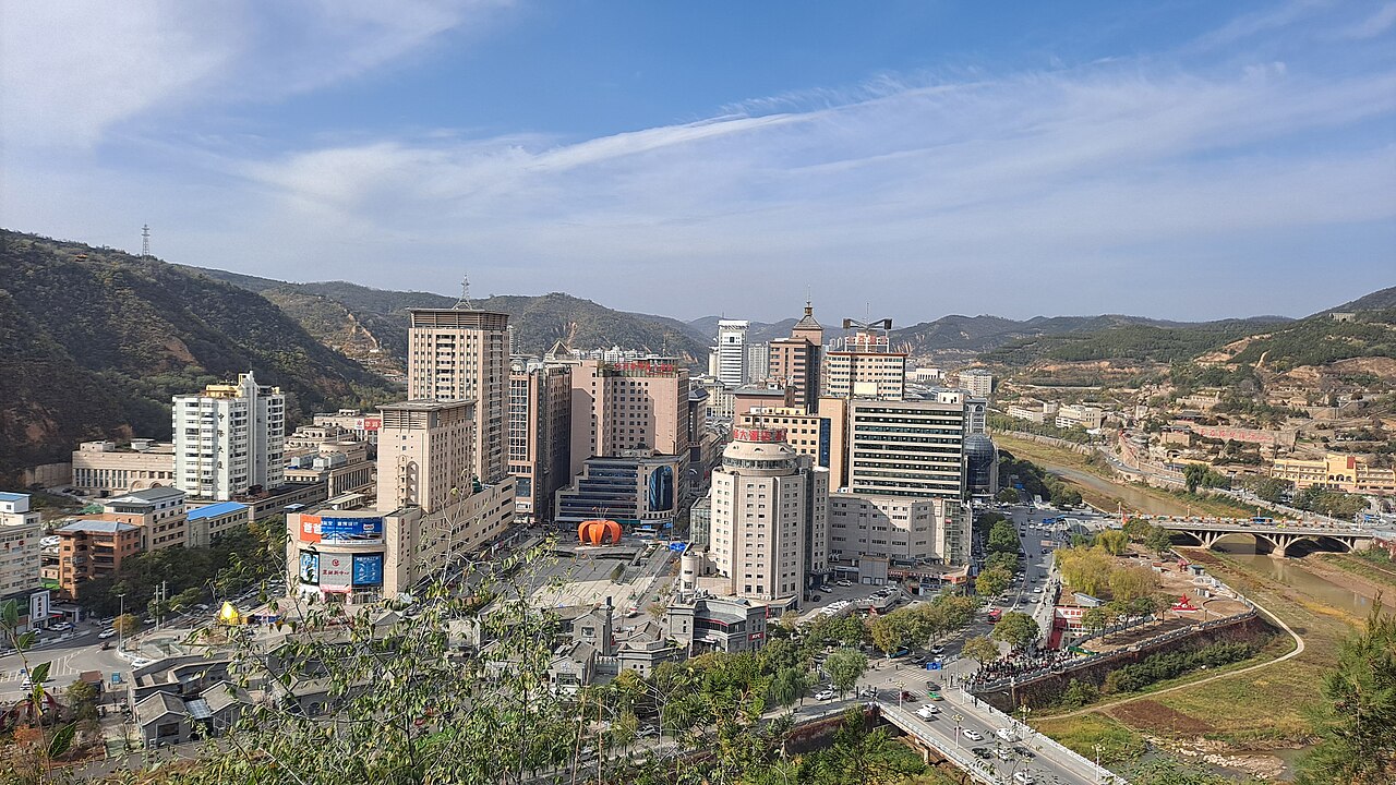 从宝塔山俯瞰延安城区：三山两河的河谷格局