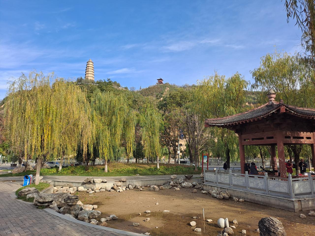 宝塔山下的延安城区：建筑紧贴山脚排列，河谷用地极度紧张