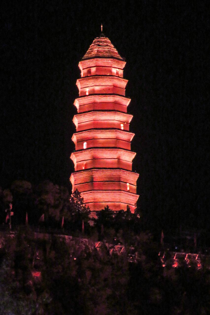宝塔山夜景灯光秀：LED灯光将塔体和山体变成巨型幕布