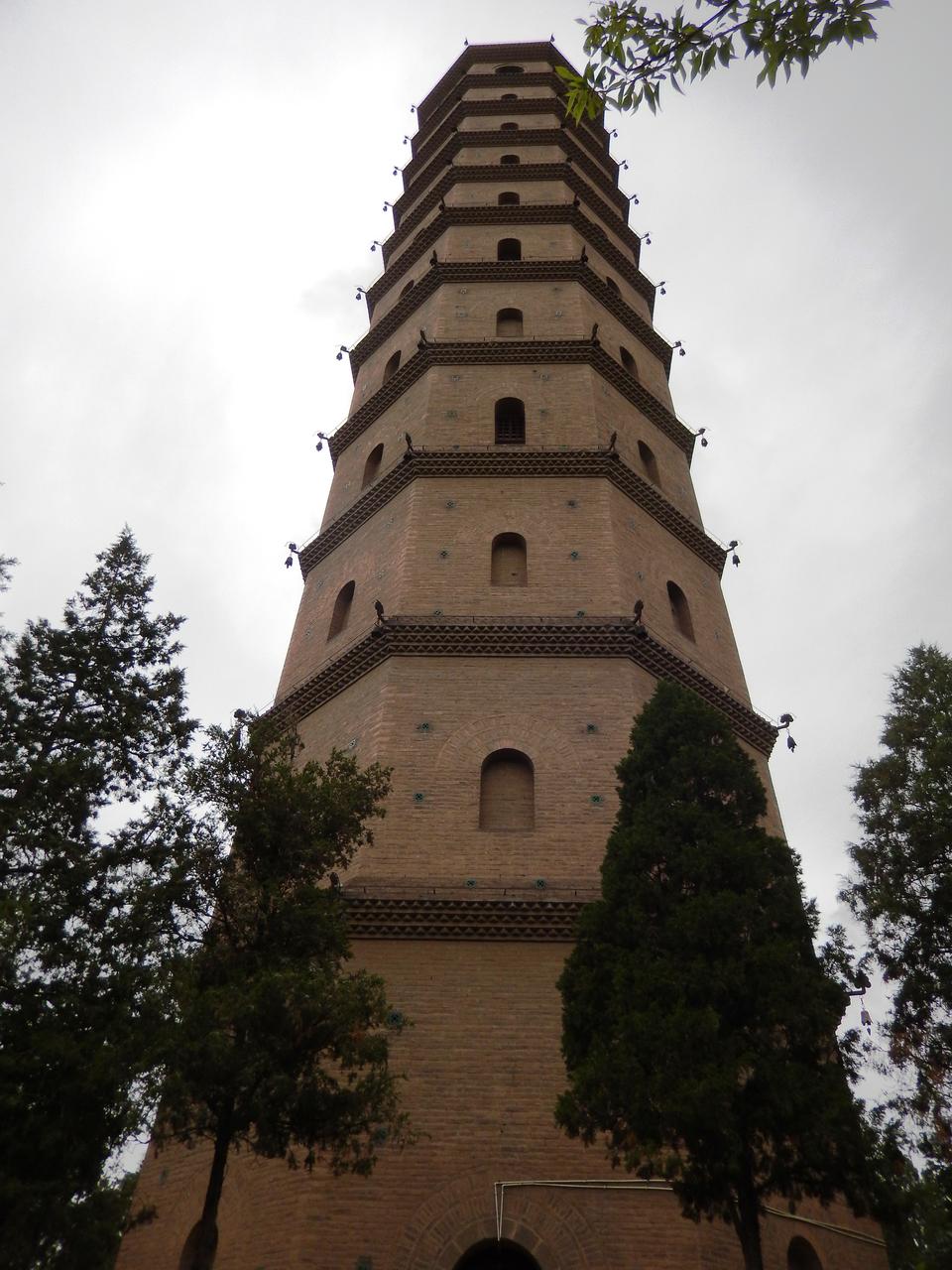 承天寺塔仰视，塔身收分清晰