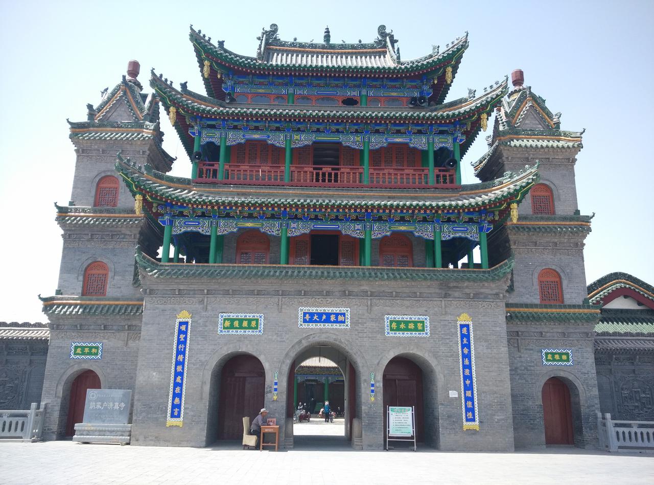 纳家户清真大寺，1524 年始建的明代木构建筑，歇山顶与抬梁结构