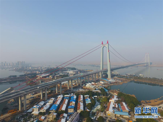 杭瑞洞庭大桥索塔外侧的"潇湘琴韵"造型，竖管状装饰线条如排箫排列