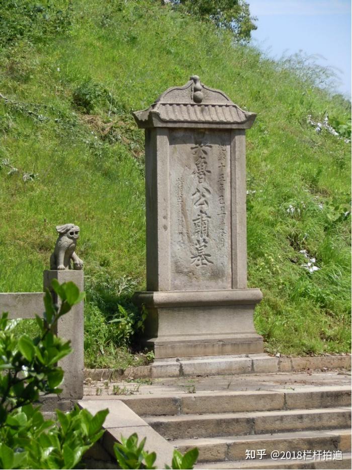 鲁肃墓封土堆近景，墓顶六角亭与墓碑清晰可见