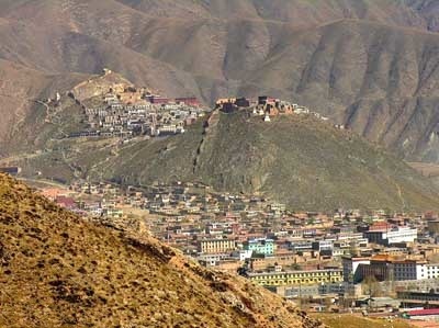 2005年结古镇全景：自然生长的河谷聚落