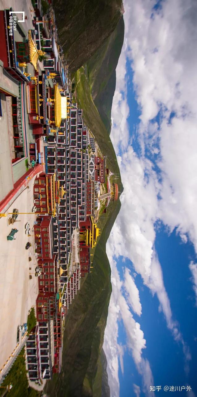 结古镇重建后的全景鸟瞰：色彩明快的藏式建筑由两面山坡向谷地排布