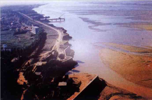 花园口险工段大堤，堤顶道路与备防石堆