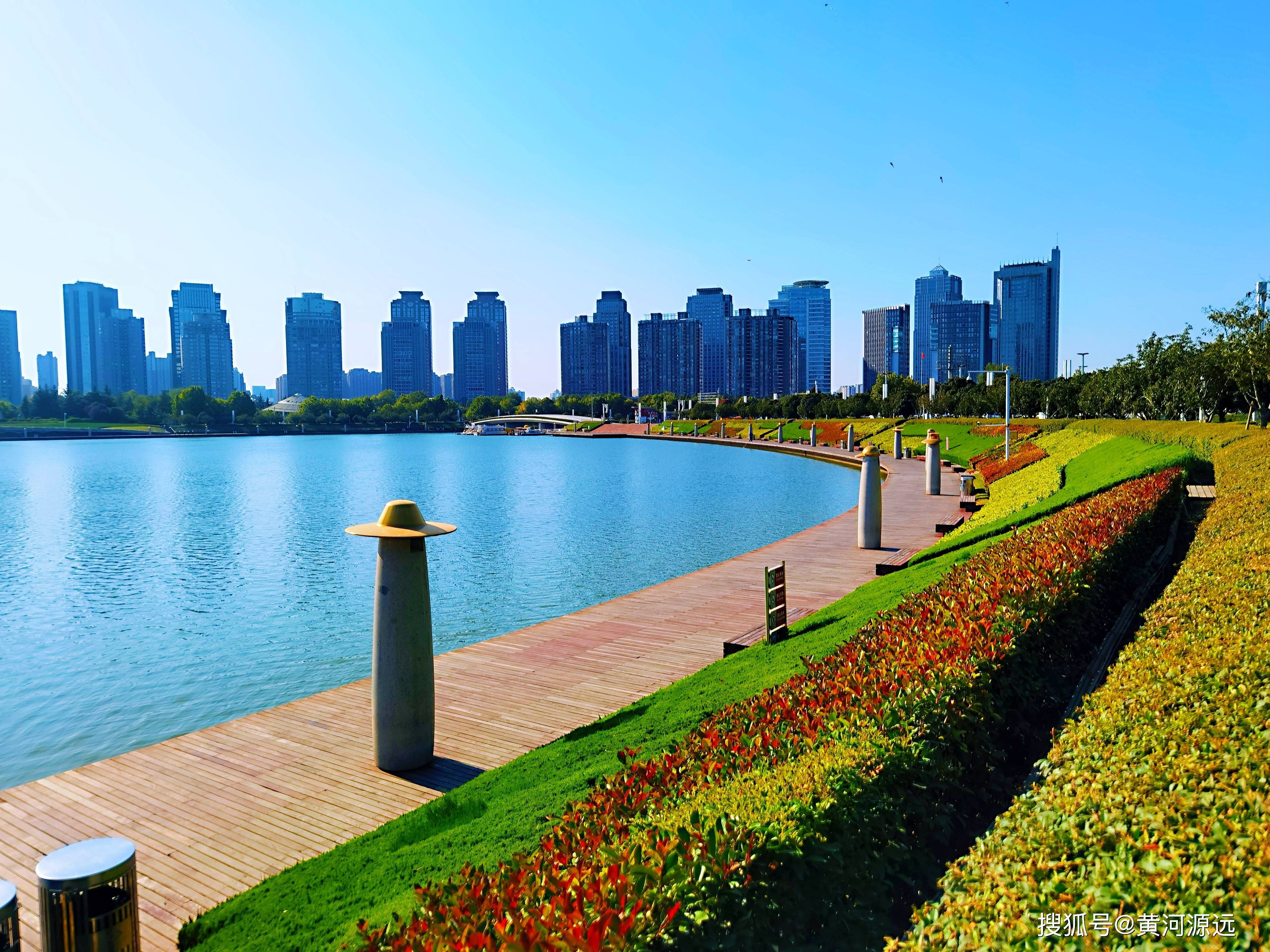 郑东新区CBD如意湖畔，环形建筑群与湖面景观