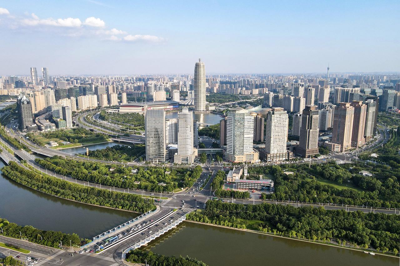郑东新区 CBD 鸟瞰，如意湖为圆心、环形路网围合、千玺广场矗立湖畔