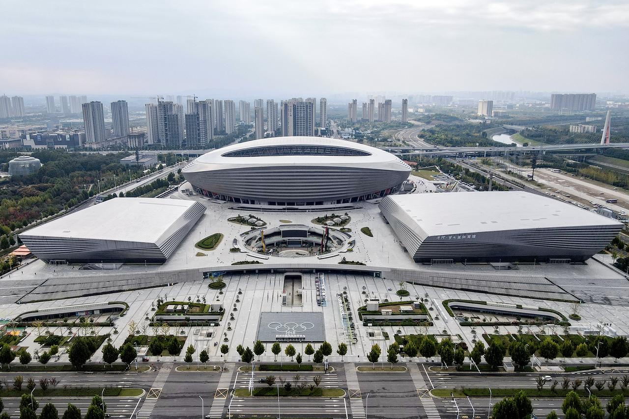鸟瞰郑州奥体中心"一场两馆"，三座建筑呈品字形排列