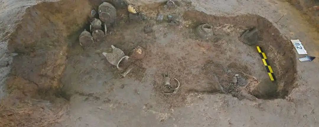 书院街墓地M2发掘现场：拆迁垃圾下的商代墓葬