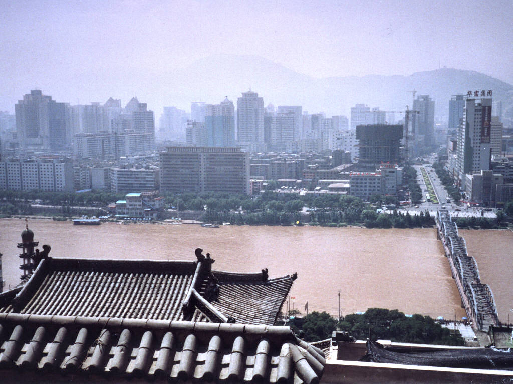沙盘上黄河下游段的局部地形，显示河床与地面的高差关系