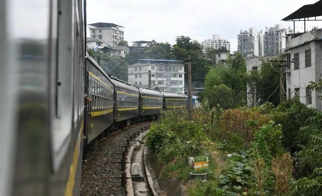 川黔铁路老照片，绿皮火车穿行在大娄山间的隧道群中