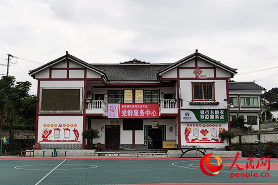 花茂村"红色之家"农家乐外观，白墙青瓦的黔北民居风格建筑