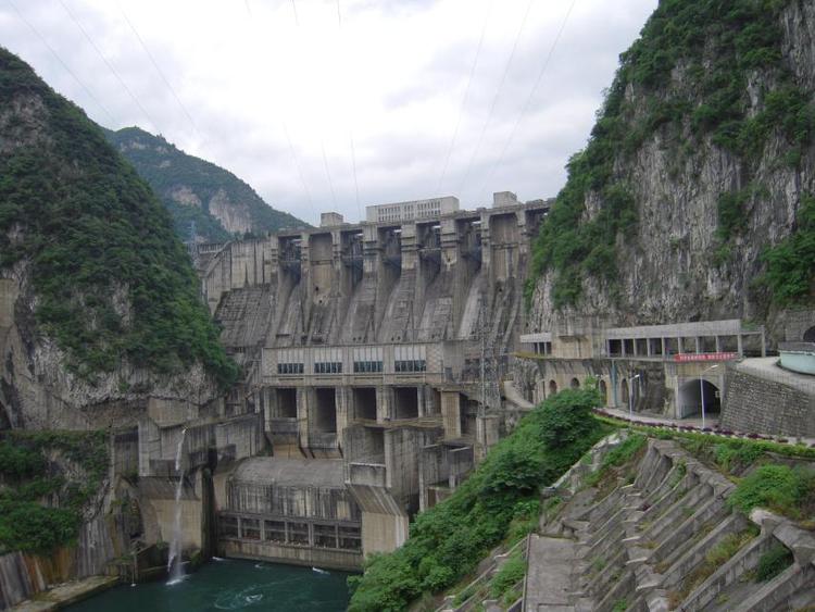 乌江渡水电站大坝及喀斯特峡谷地貌远景