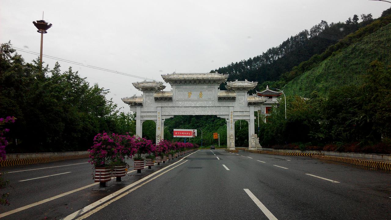 从高处俯瞰茅台镇密集的屋顶与赤水河对岸山势