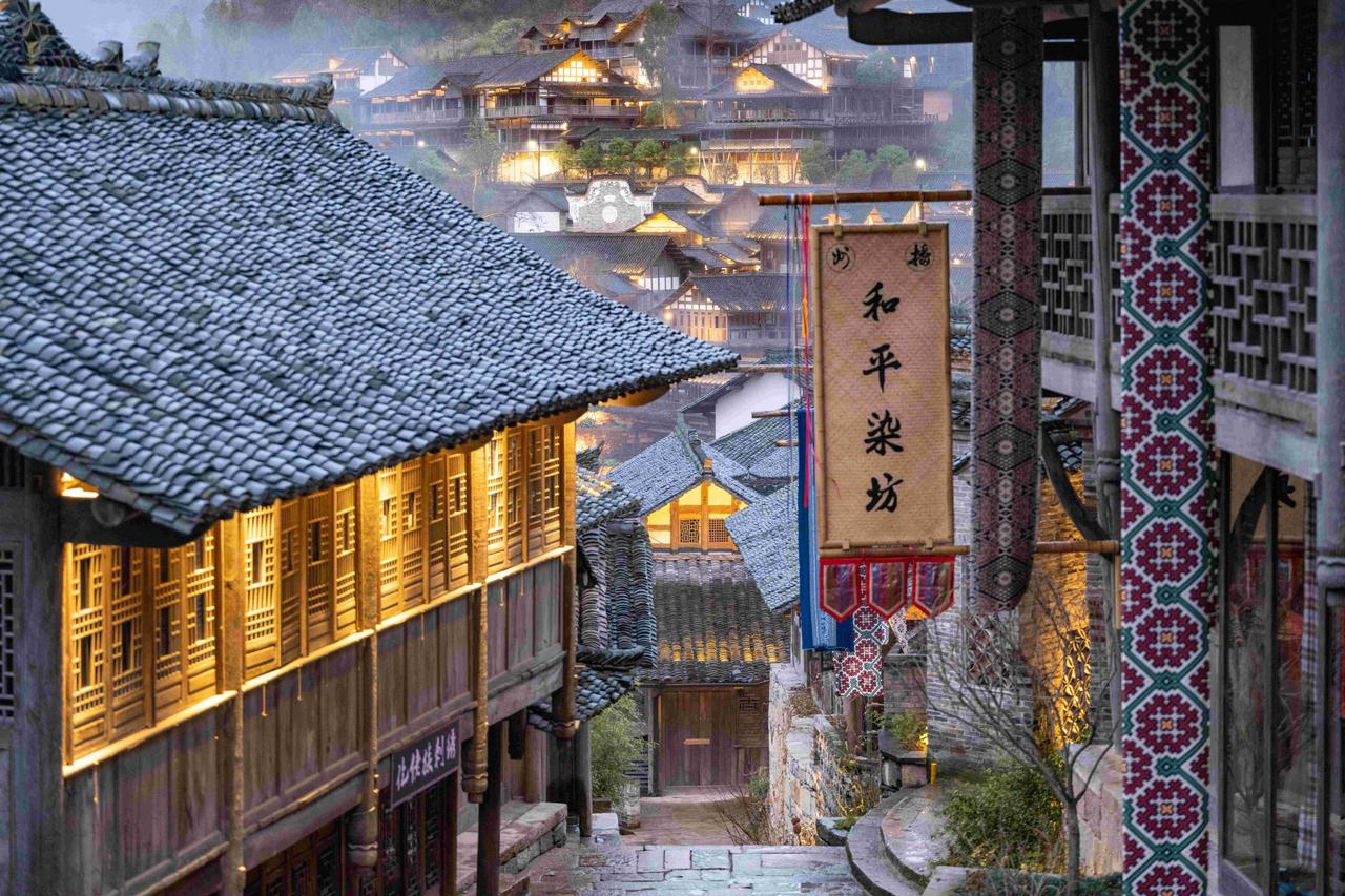 遵义古城夜景，仿古建筑在灯光下金碧辉煌