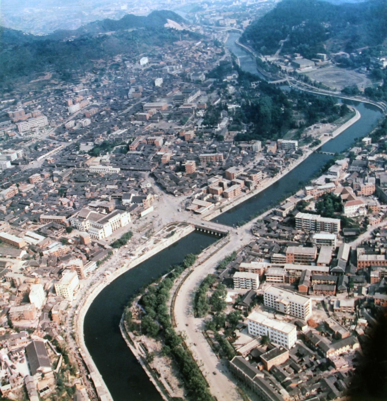 湘江两岸天际线对比，西岸老城低矮东岸新城高楼林立