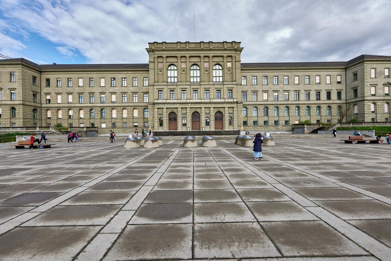 ETH 主楼与 Polyterrasse 全景