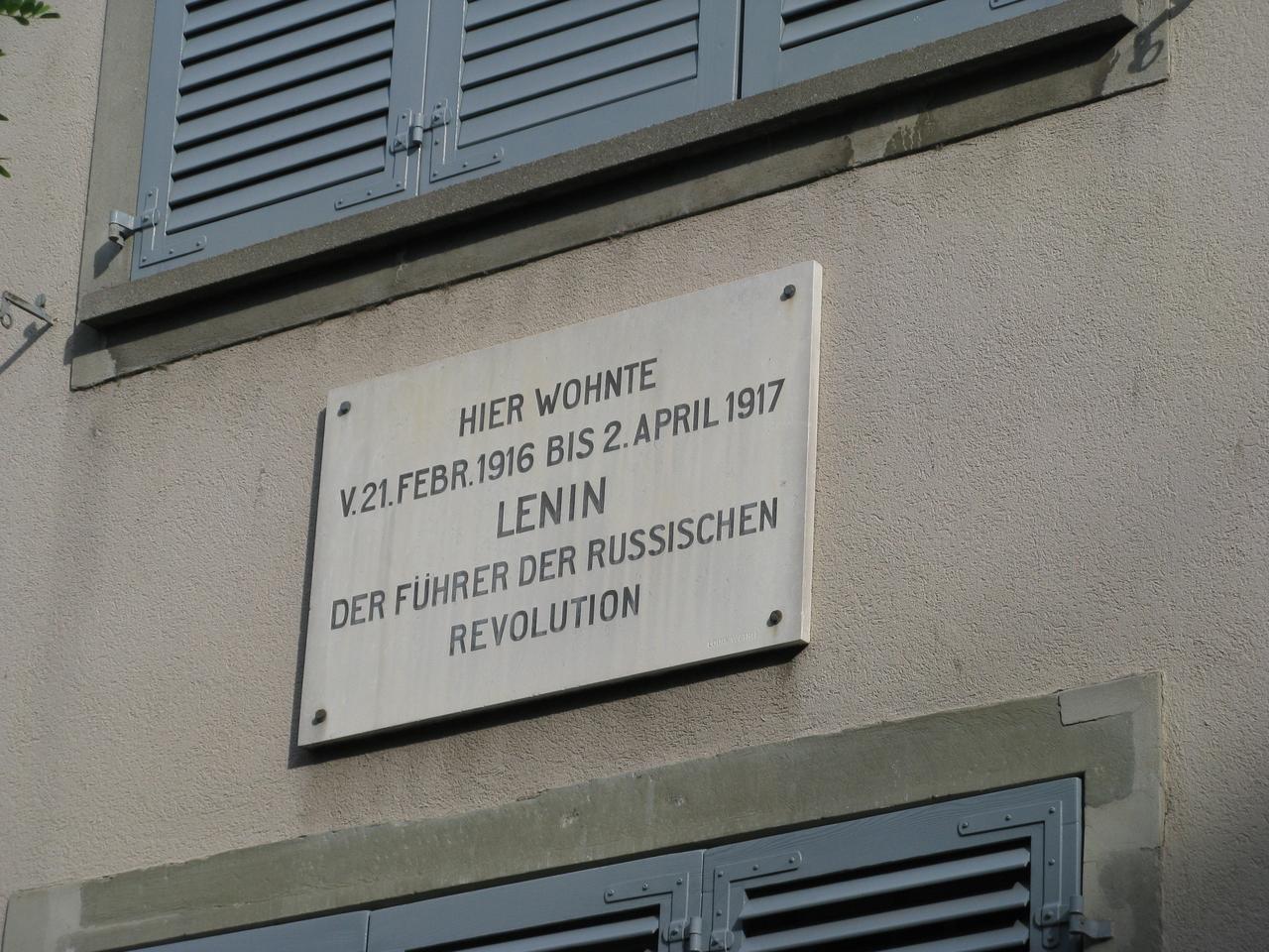 Spiegelgasse 14 门旁 Lenin 铭牌，德文日期清晰可读