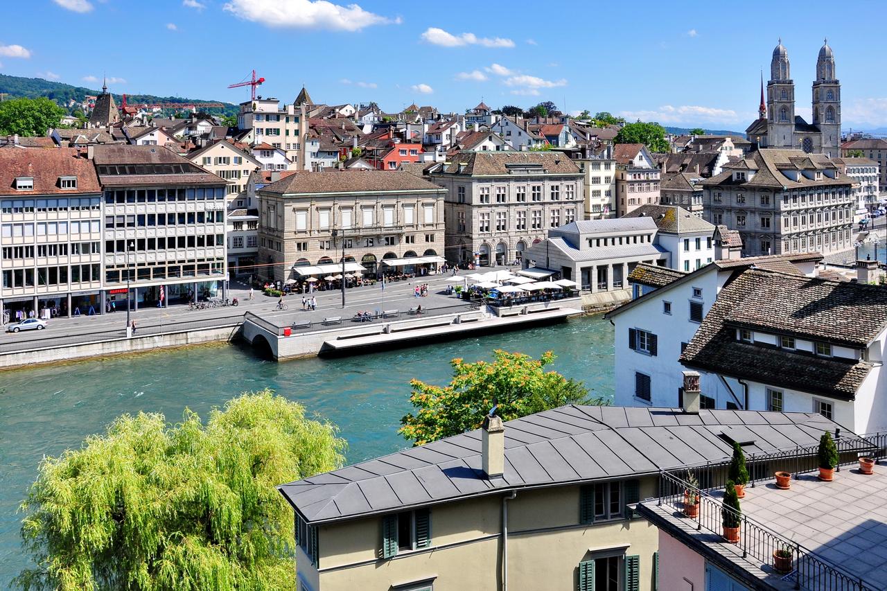 Lindenhof 广场东缘俯瞰 Schipfe 和 Limmat 河对岸的 Grossmuenster