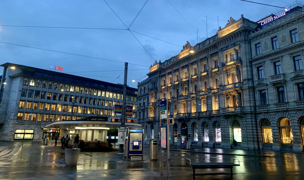 Credit Suisse 和 UBS 两座银行总部在 Paradeplatz 上对望