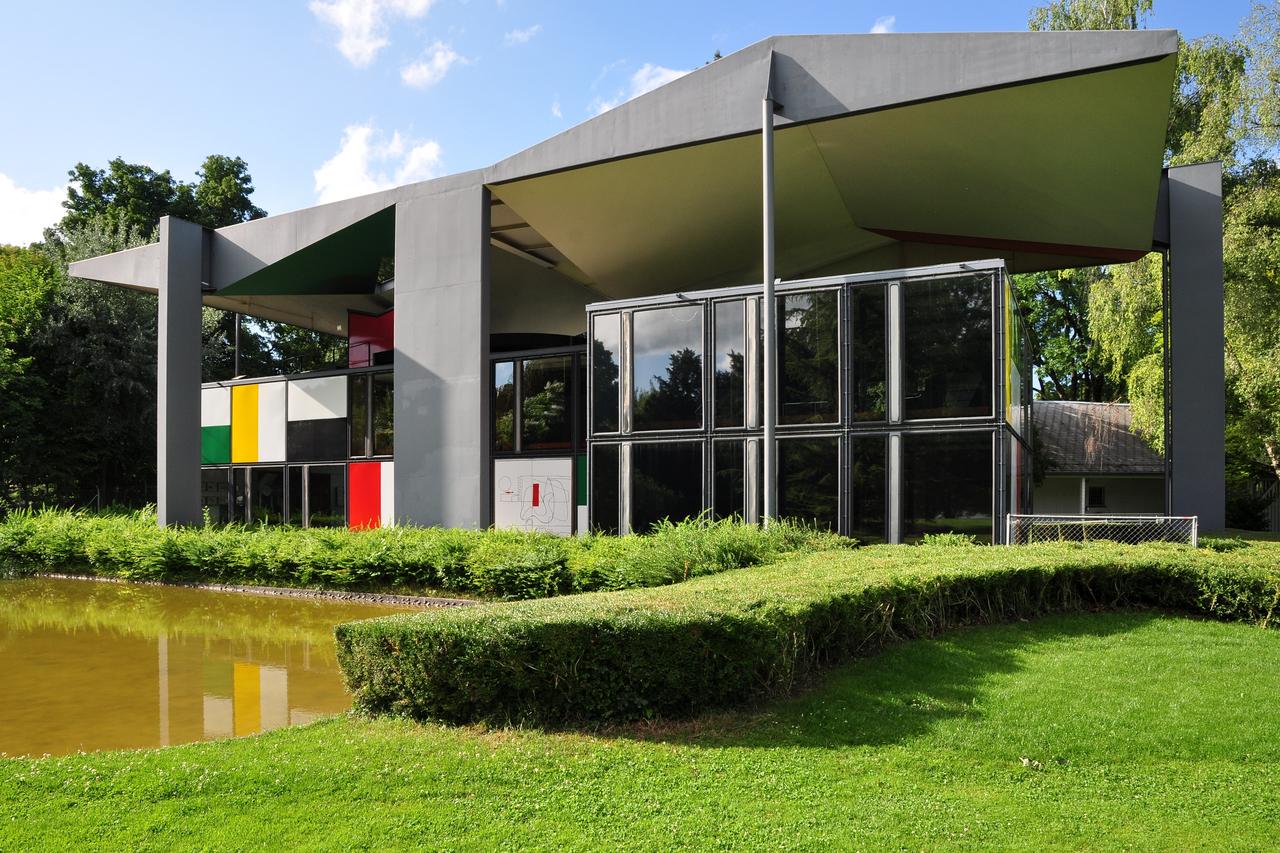 Pavillon Le Corbusier 外观，2011 年。悬挑钢屋顶、彩色搪瓷板外墙和玻璃幕墙的组合清晰可见