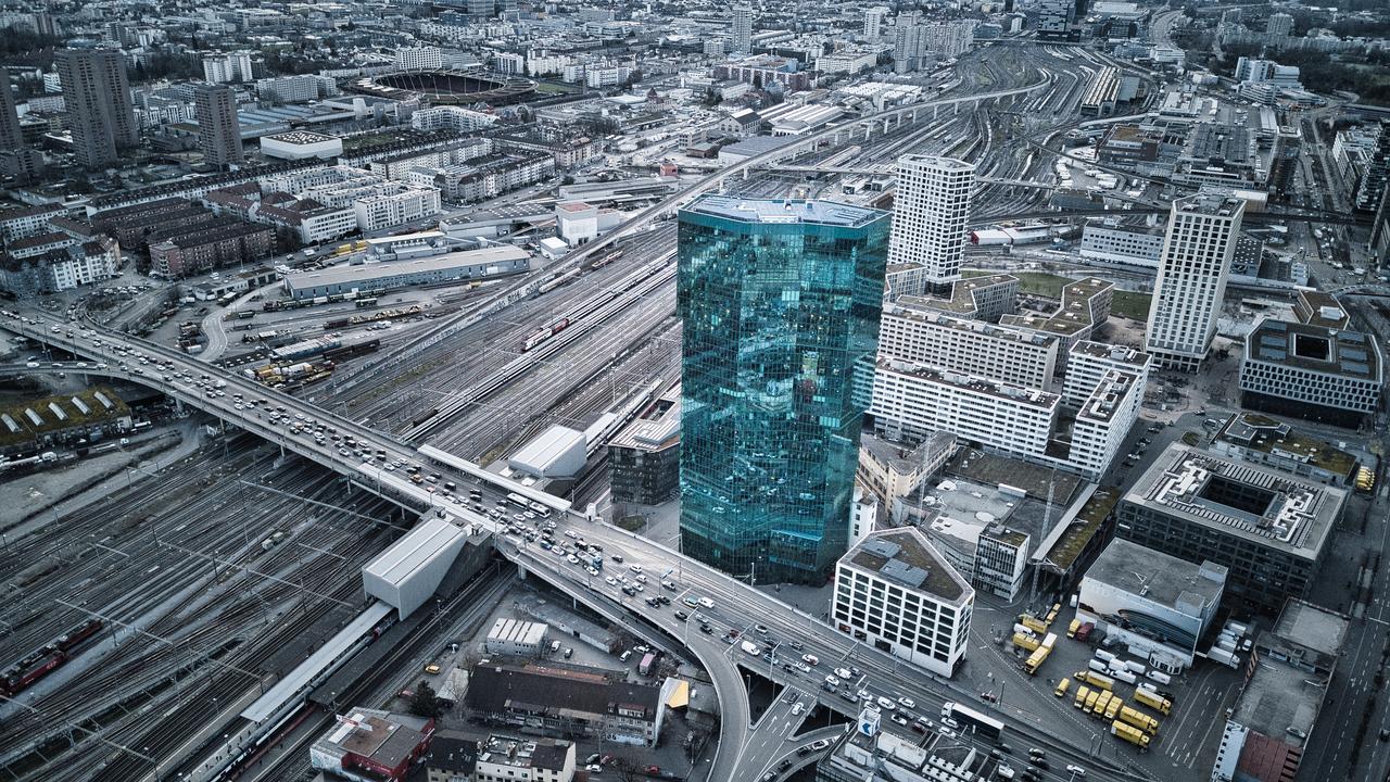 Prime Tower 与铁路编组站/Hardbrücke 同框，展示工业残留与高层插入的并置