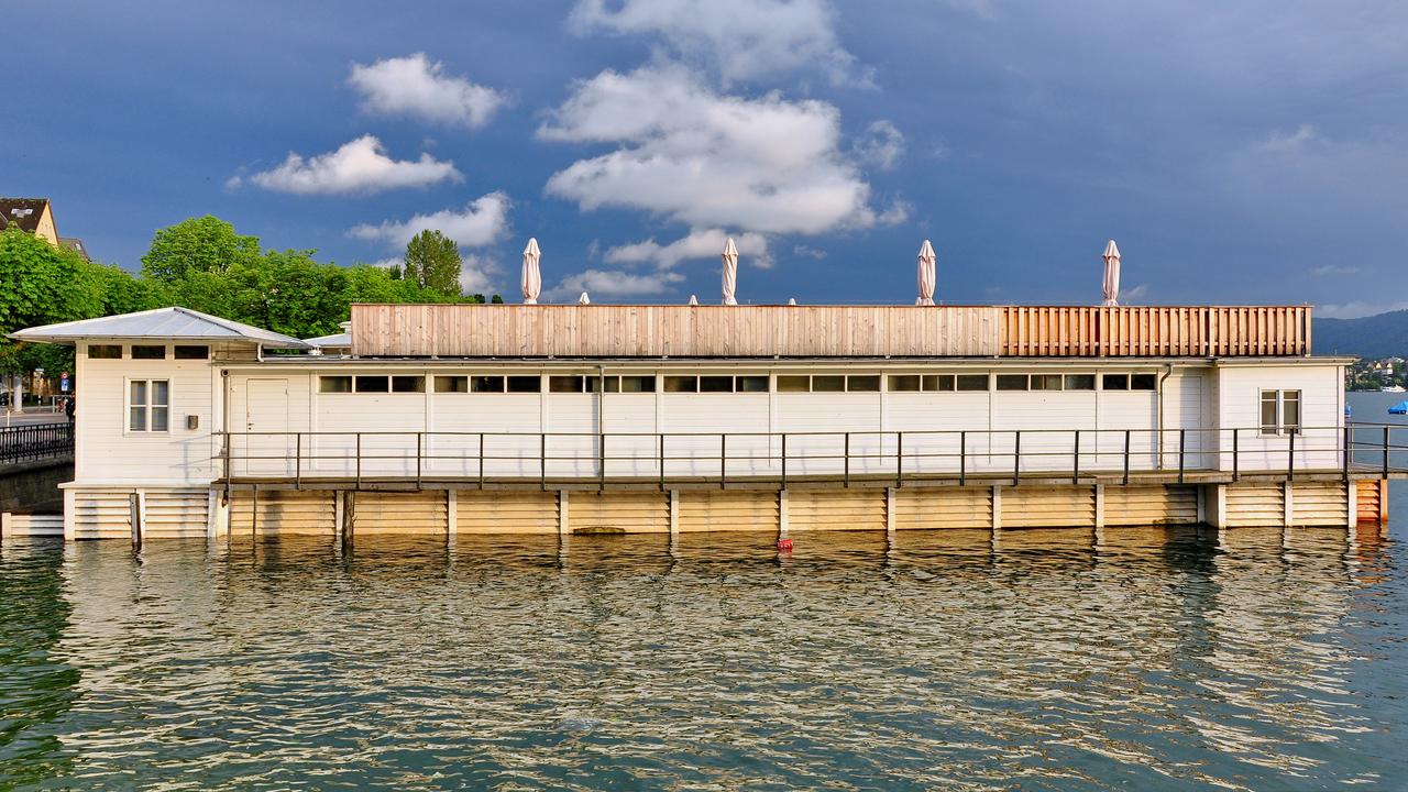 Seebad Utoquai 外景，木结构箱式浴场直接搭在湖面上，由桩柱支撑