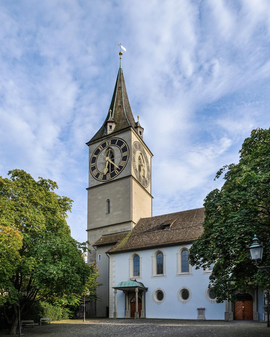 St. Peter 教堂塔楼和钟面，从 St.-Peter-Hofstatt 广场看