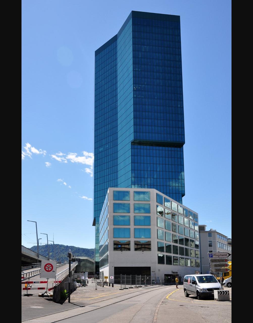 Prime Tower 从 Zurich West 工业片区升起